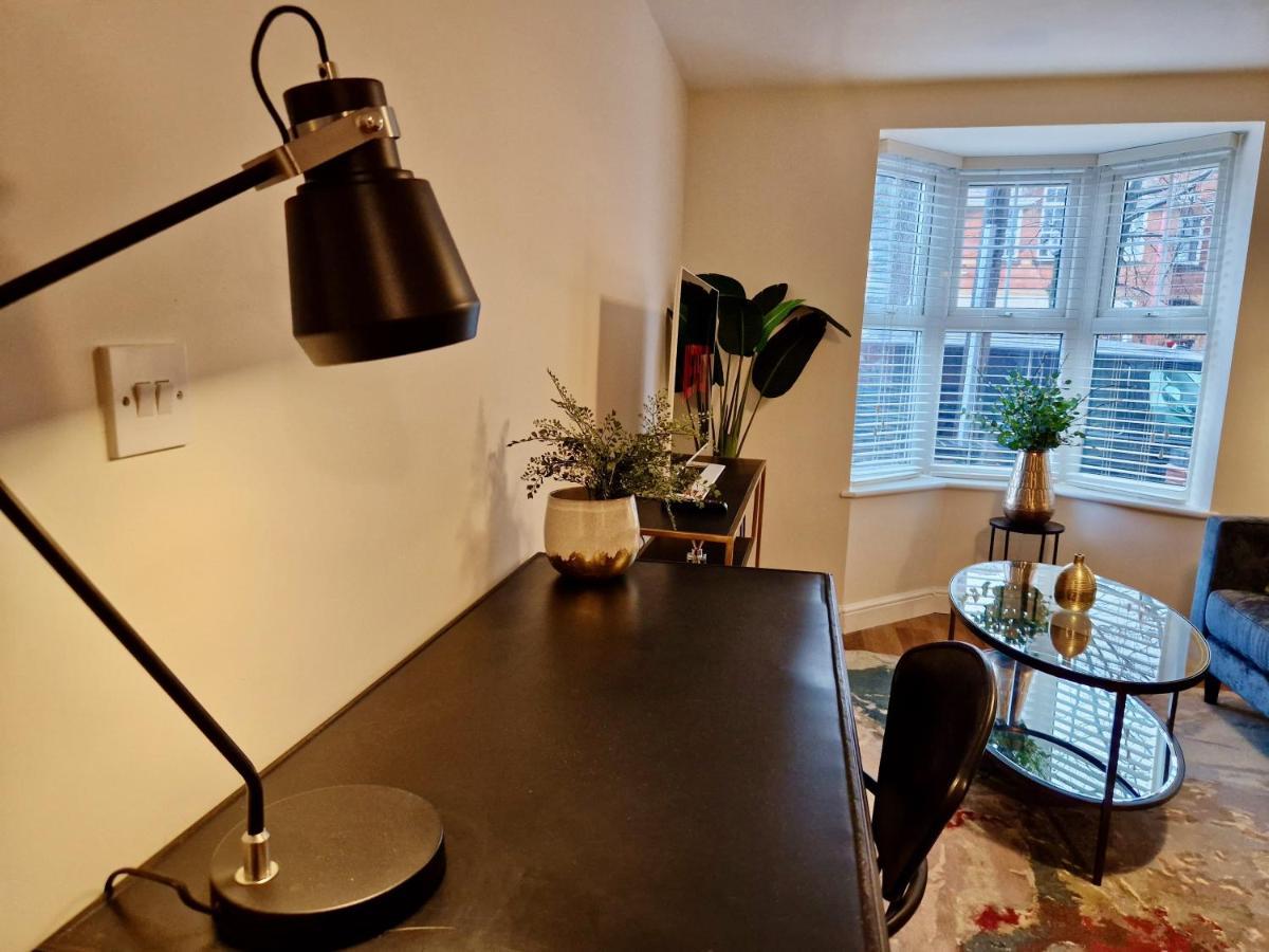 Stylish Luxury Serviced Apartment Next To City Centre With Free Parking - Contractors & Relocators Ковънтри Екстериор снимка