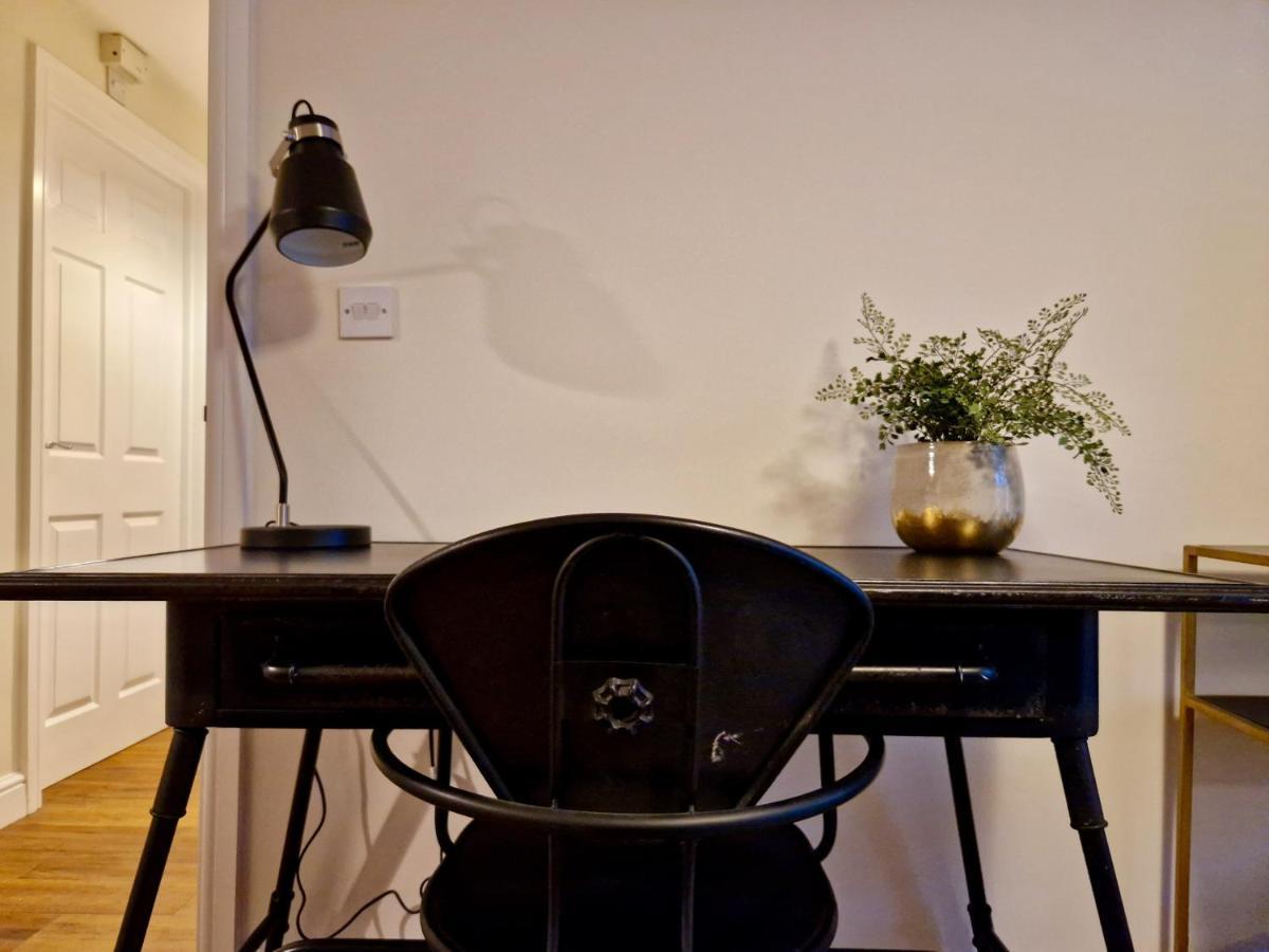 Stylish Luxury Serviced Apartment Next To City Centre With Free Parking - Contractors & Relocators Ковънтри Екстериор снимка